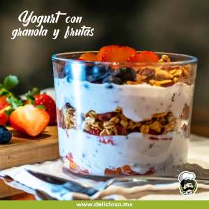 Yogurt con granola y fruta
