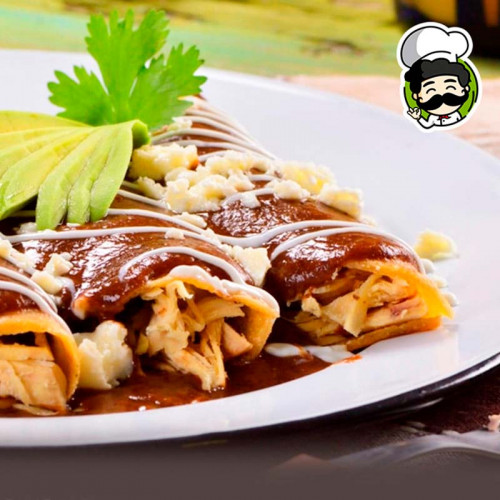 Enfrijoladas Rellenas de Pollo con Salsa de Chipotle