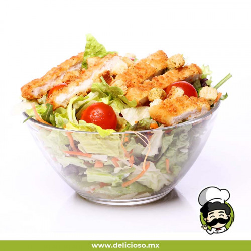 Ensalada con Tiras de Pollo Empanizado (Tipo Boneless)