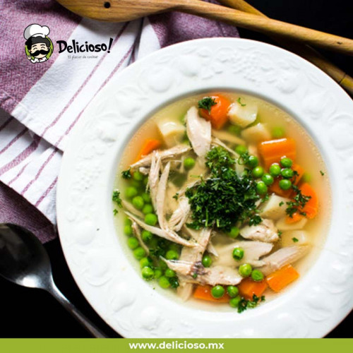 Consomé de Pollo Casero con Verduras (Caldo)