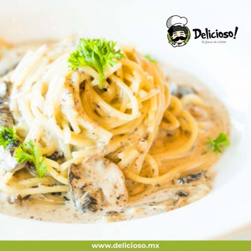 Espagueti en Crema de Champiñones y Queso
