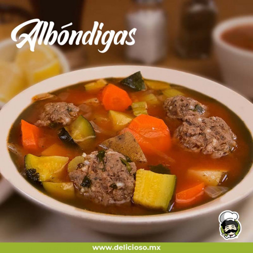 Caldo de Albóndigas de Res con Verduras y Arroz